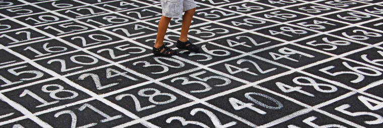 Cuadrícula pintada en el suelo con números